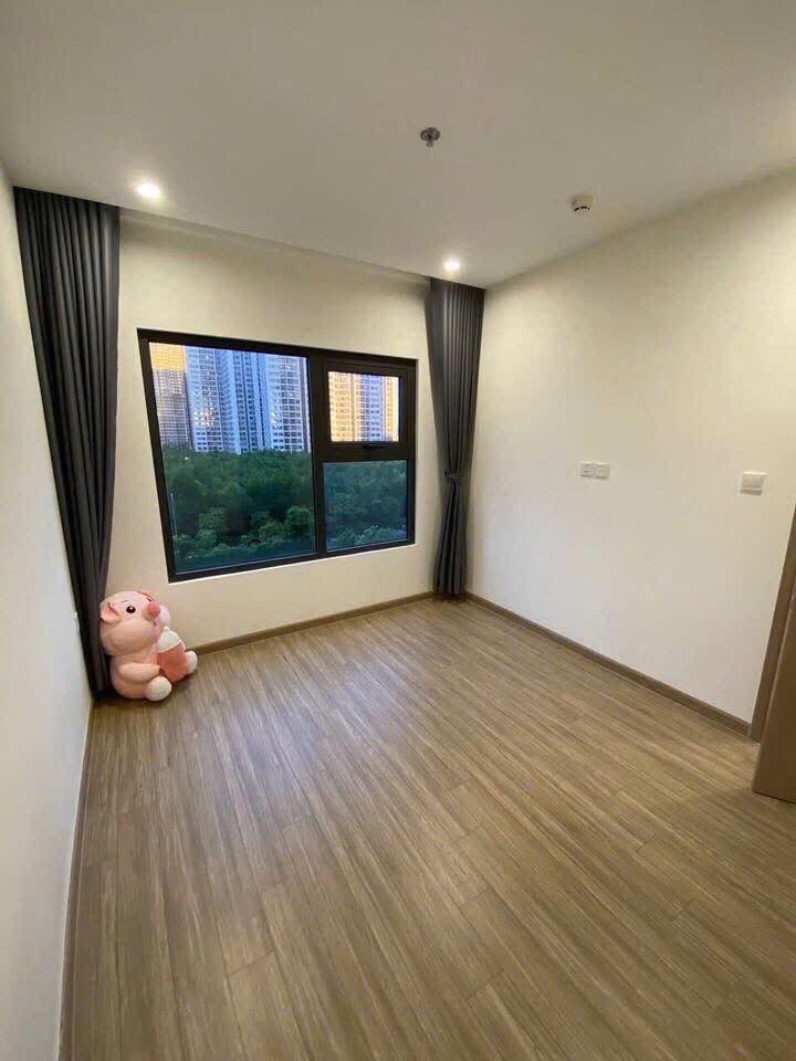 Phòng ngủ trống với cửa sổ căn hộ cho thuê The Rainbow Vinhomes Grand Park